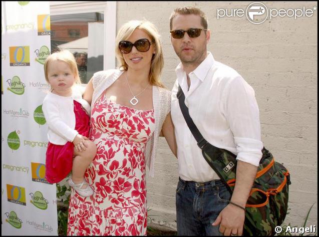 Jason Priestley, sa femme Naomi Lowde et leur petite fille Ava.