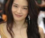 Les membres du jury du 62e festival de Cannes posant pour le photocall précédant la cérémonie d'ouverture le 13 mai 2009 : Shu Qi 