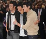 Les Jonas Brothers étaient hier à Londres pour l'avant-première de leur film  Jonas Brothers : The 3D concert experience 