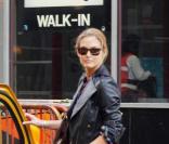 Bar Refaeli se balade dans Soho le 29 avril 2009 