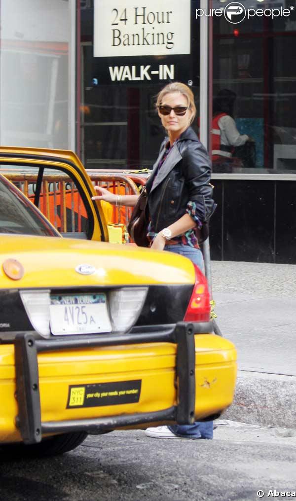 Bar Refaeli se balade dans Soho le 29 avril 2009 