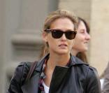 Bar Refaeli dans les rues de New-York cherche un taxi.  