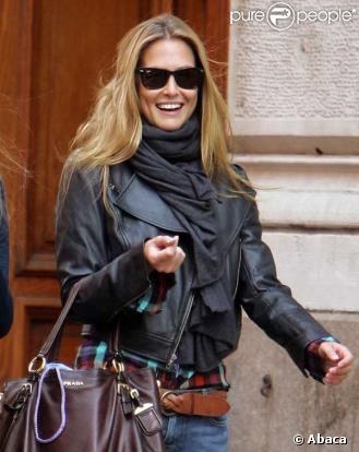 Bar Refaeli se balade avec une amie dans Soho
