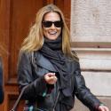 Bar Refaeli use de ses charmes pour... arrêter un taxi !