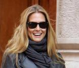 Bar Refaeli se balade avec une amie dans Soho