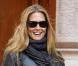 Bar Refaeli use de ses charmes pour... arrêter un taxi !