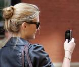 Bar Refaeli joue avec son BlackBerry ! 