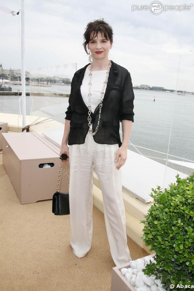 Juliette Binoche pose pour l'inauguration du Pavillon des cinémas du monde