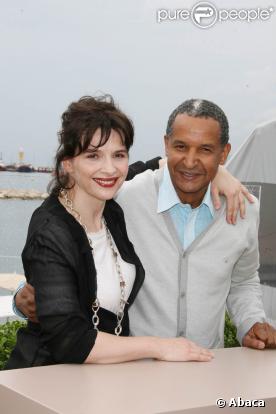 Juliette Binoche et le cinéaste mauritanien Abderrahamane Sissako posent pour l'inauguration du Pavillon des cinémas du monde