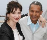 Juliette Binoche et le cinéaste mauritanien Abderrahamane Sissako posent pour l'inauguration du Pavillon des cinémas du monde