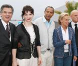 Alain de Pouzilhac, Juliette Binoche, Abderrahamane Sissako, Christine Ockrent et Olivier Poivre d'Arvor posent pour l'inauguration du Pavillon des cinémas du monde