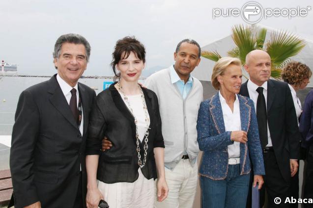 Alain de Pouzilhac, Juliette Binoche, Abderrahamane Sissako, Christine Ockrent et Olivier Poivre d'Arvor posent pour l'inauguration du Pavillon des cinémas du monde