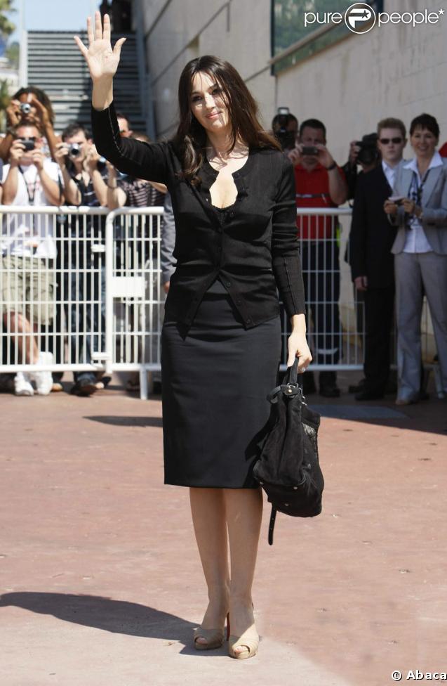 Monica Bellucci se rendant à la conférence de presse de Ne te retourne pas 