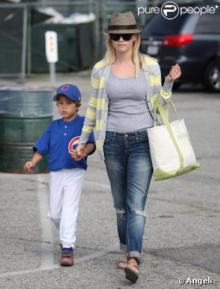 Reese Witherspoon et son fils Deacon hier à Los Angeles