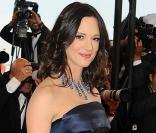 Asia Argento lors de la montée des marches avant la projection de Vengeance, au Festival de Cannes, le 17 mai 2009