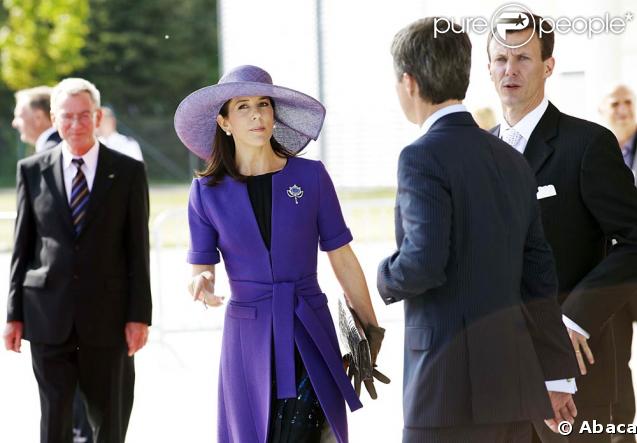 Mary de Danemark, son beau-frère le prince Joachim et son mari le prince Frederik (de dos) accueillent le couple présidentiel grec.