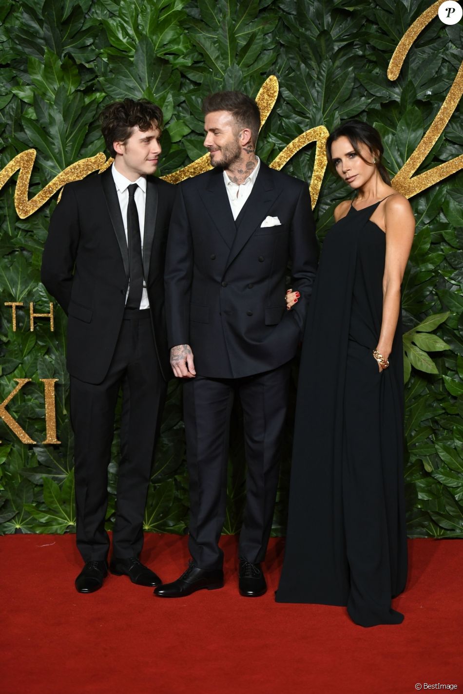 Brooklyn Beckham et ses parents David Beckham et Victoria Beckham assistent aux Fashion Awards 2018 au Royal Albert Hall Ã  Londres, le 10 dÃ©cembre 2018.