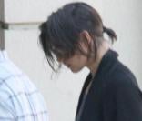 Mais qui donc est cette jeune femme déprimée ? Mais... c'est notre Katie Holmes !