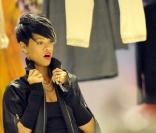 Rihanna fait du shopping à New York, pour relancer la crise financière
