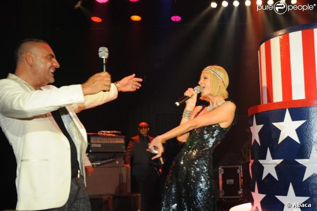 Paris Hilton chante Bon anniversaire pour les 51 ans de Christian Audigier, au VIP Room de Cannes, le 21 mai 2009 !