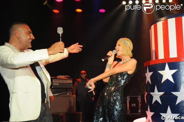 Paris Hilton chante 