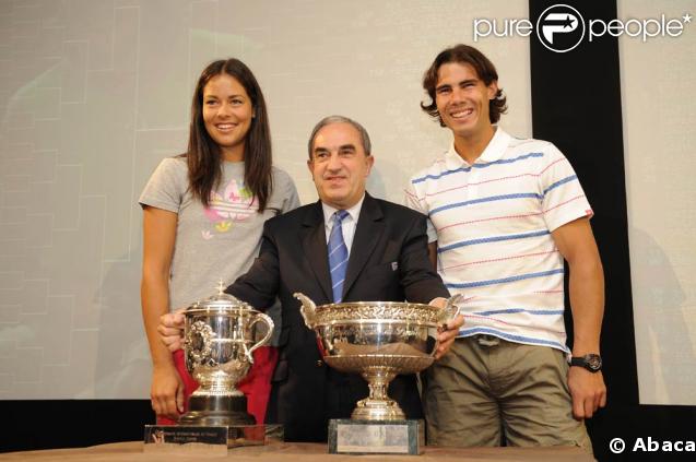 Rafael Nadal et Ana Ivanovic, sacrés l'an dernier à Roland-Garros, posent avec Jean Gachassin (président de la FFT) avant le début de l'édition 2009
