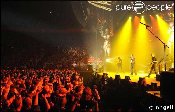 Après Cannes, la foule en délire acclame Johnny Hallyday sur scène en Belgique. Son show explosif ne déçoit personne ! 