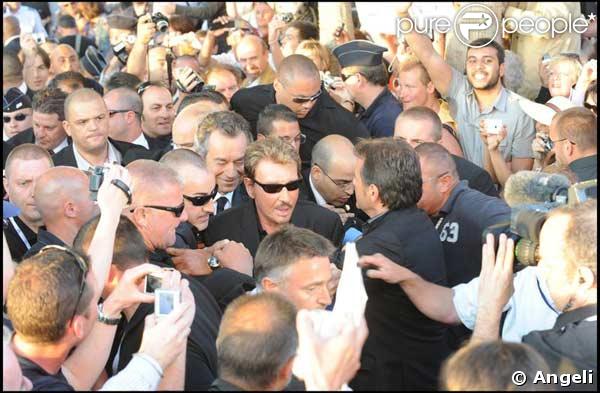 Johnny Hallyday est toujours une superstar, la preuve avec l'engouement qu'il a provoqué à Cannes avant de venir au Grand Journal de Canal +. Michel Denisot n'en revient toujours pas ! 