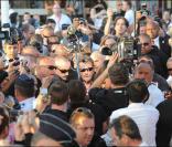 Johnny Hallyday provoque une émeute sur la Croisette en se rendant au Grand Journal de Canal + durant le Festival ! 