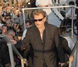 Johnny Hallyday arrive sur le plateau du Grand Journal après avoir survécu à ses fans ! 