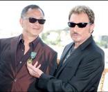 Johnny Hallyday montrant la médaille du réalisateur Johnnie To fait Officier dans l'Ordre national des Arts et des Lettres le 18 mai 2009 