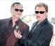 Johnny Hallyday montrant la médaille du réalisateur Johnnie To fait Officier dans l'Ordre national des Arts et des Lettres le 18 mai 2009 