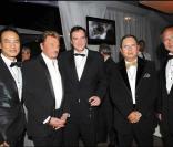 Une superbe photo rassemblant Johnny Hallyday, Quentin Tarantino, Johnnie To et d'autres membres du film Vengeance lors d'une soirée très select à Cannes 