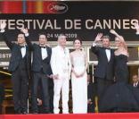 Johnny Hallyday et Laeticia ainsi que l'équipe du film saluent les innombrables spectateurs venus célébrés leur arrivée au Palais des Festivals à Cannes pour la présentation de Vengeance dimanche 17 mai 2009