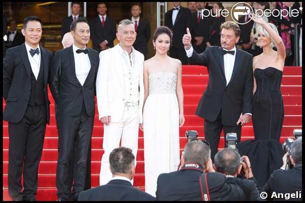 Johnny Hallyday et Laeticia, les stars de la Croisette avec l'équipe du film sur le tapis rouge de Cannes pour la présentation de Vengeance dimanche 17 mai 2009