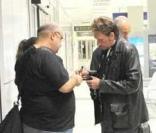 Après l'aventure cannoise, Johnny Hallyday et Laeticia Hallyday signent des autographes alors qu'ils sont en route pour la suite du Tour 66... à Bruxelles ! 
