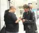 Après l'aventure cannoise, Johnny Hallyday et Laeticia Hallyday signent des autographes alors qu'ils sont en route pour la suite du Tour 66... à Bruxelles ! 