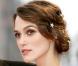 Keira Knightley rehausse sa coiffure de reine d'Olympe à l'aide de barrettes en forme d'étoiles... Elégant et raffiné ! 