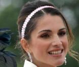 La magnifique reine Rania de Jordanie qui est connue dans le monde pour son bon goût, a décidé d'agrémenter sa coiffure d'un joli bandeau ! Le résultat est parfait ! 