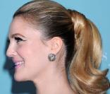 Drew aime passer d'une coiffure à une autre... Ici, elle est coiffée d'une queue de cheval de style rétro... Le top ! 