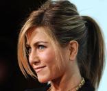 Toujours aussi chic et stylée, Jennifer Aniston adore se coiffer d'une queue de cheval pour un effet garanti ! 