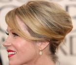 Christina Applegate est coiffée d'un magnifique chignon qui lui donne une classe folle ! 