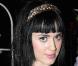 Même la délirante chanteuse Katy Perry s'est laissé emporter par la tendance serre-tête... Avec sa jolie moue, tout lui va ! 
