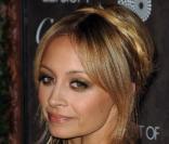 La sublime Nicole Richie est l'une des ambassadrices de la natte attitude... Et elle a eu raison de se laisser tenter, ça lui va très bien. 