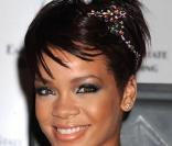 Rihanna opte quant à elle pour une superbe barrette en strass multicolores... En un clin d'oeil, elle fait des étincelles ! 