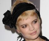 Pixie Geldof mise elle aussi sur le bandeau... Mais pour elle c'est version XXL ! 
