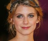 Mélanie Laurent joue les déesses grecques et porte gracieusement un diadème fait de petites chaînettes... Canon ! 