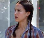 Jessica Alba, toujours dans le vent, elle n'hésite pas à se coiffer de deux jolies tresses. 
