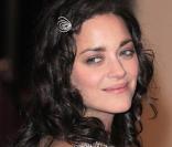 Marion Cotillard, en jeune femme simple, porte une petite barrette en strass des plus discrètes. 