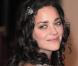 Marion Cotillard, en jeune femme simple, porte une petite barrette en strass des plus discrètes. 
